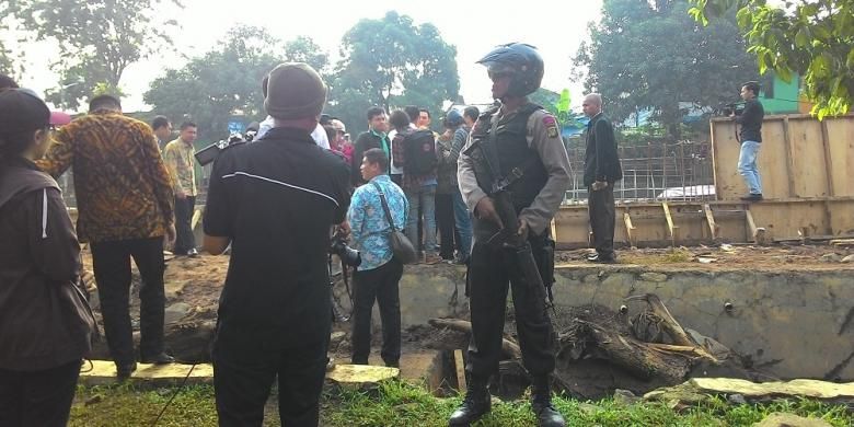 Seorang dari tiga penembak jitu yang mengawal Gubernur DKI Jakarta Basuki Tjahaja Purnama (Ahok) ketika meninjau tanggul Kali Sunter, Jakarta Utara, Kamis (12/2/2015).