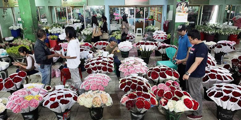 Pengunjung membeli bunga yang ditawarkan pedagang di Pasar Bunga Rawabelong, Jakarta Barat, Rabu (4/2/2015). 

