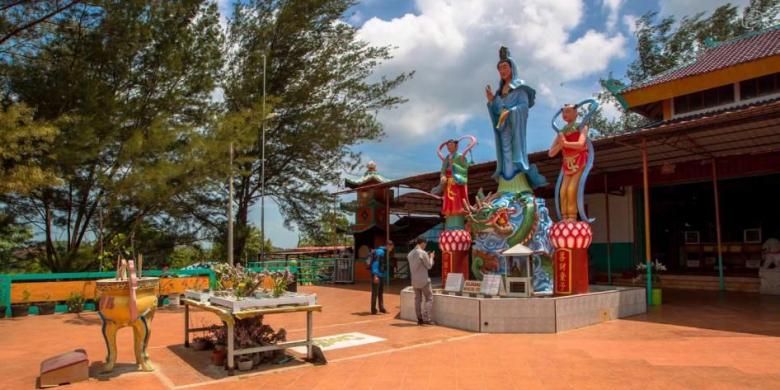 Suasana di Pagoda Quan Am Tu yang dibangun di kamp pengungsi di Pulau Galang, Kepulauan Riau, Minggu (8/2/2015). Dipulau inilah sebanyak 250.000 pengungsi dari Vietnam, Kamboja dan Thailand ditampung dari kurun waktu 1979 hingga 1996. Sekarang kamp ini menjadi salah satu objek wisata sejarah di Batam.