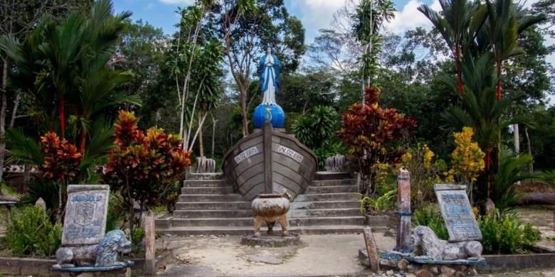 Patung Bunda Maria di kawasan kamp pengungsi di Pulau Galang, Kepulauan Riau, Minggu (8/2/2015). Dipulau inilah sebanyak 250.000 pengungsi dari Vietnam, Kamboja dan Thailand ditampung dari kurun waktu 1979 hingga 1996. Sekarang kamp ini menjadi salah satu objek wisata sejarah di Batam.