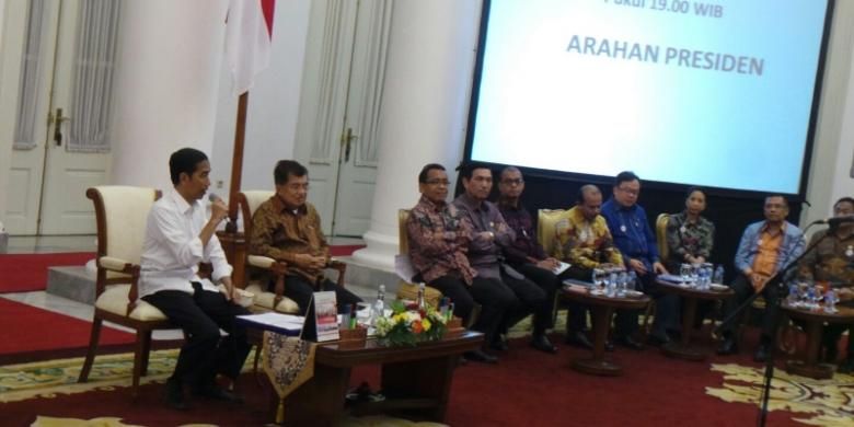 Suasana rapat evaluasi Kabinet Kerja yang dipimpin Presiden Joko Widodo, di Istana Kepresidenan Bogor, Jawa Barat, Senin (16/2/2015).