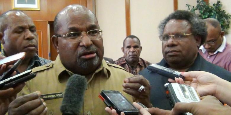 Gubernur Papua, Lukas Enembe (tengah) didampingi Bupati Kabupaten Mimika, Eltinus Omaleng (kanan) saat ditemui di Kantor Gubernur Papua, Selasa (17/2/2015).