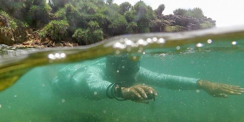 Snorkeling menjadi daya tarik Pantai Nglambor di Purwosari, Kecamatan Tepus, Kabupaten Gunung Kidul, DI Yogyakarta, Rabu (18/2/2015).