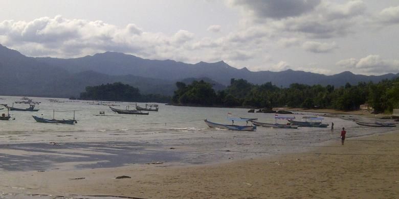 Pantai Asmara di komplek wisata Pantai Prigi, Kabupaten Trenggalek, Jawa Timur.