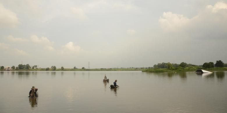 Nelayan memancing dengan ban di Situ Cibeureum, Tambun, Bekasi.