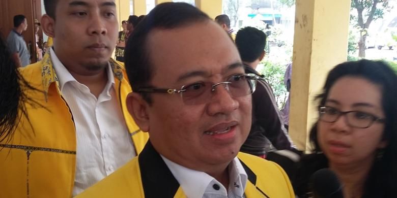 Wakil Ketua Umum DPP Golkar versi Munas Jakarta, Priyo Budi Santoso, sebelum mengikuti sidang Mahkamah Partai Golkar di Kantor DPP Partai Golkar, Slipi, Jakarta Barat, Rabu (25/2/2015).