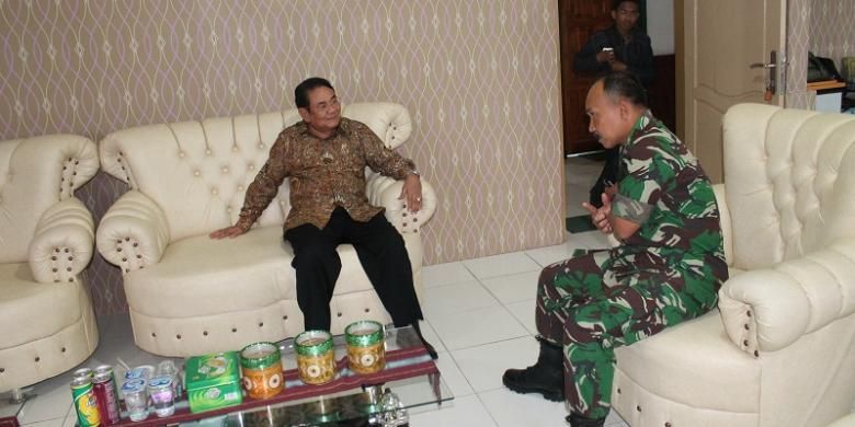 Danrem 161 Wirasakti Kupang Brigjen Achmad Yuliarto (kanan) menerima kunjungan Senator asal NTT, Ibrahim Agustinus Medah di Markas Korem Kupang, Jumat (27/2/2015)