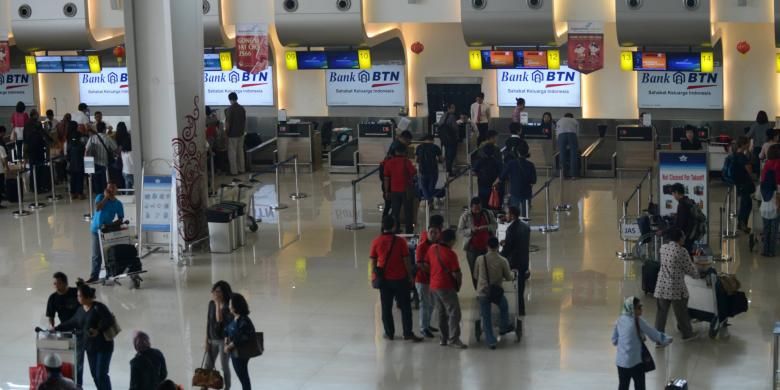 Aktivitas calon penumpang melakukan pendaftaran keberangkatan di Terminal 2 Bandara Juanda, Sidoarjo, Jawa Timur, beberapa waktu lalu.