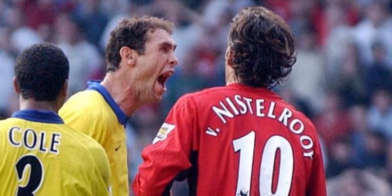 Bek Arsenal, Martin Keown (tengah), terlibat konfrontasi dengan penyerang Manchester United, Ruud van Nistelrooy (kanan), pada laga di Old Trafford, Manchester, 21 September 2003.
