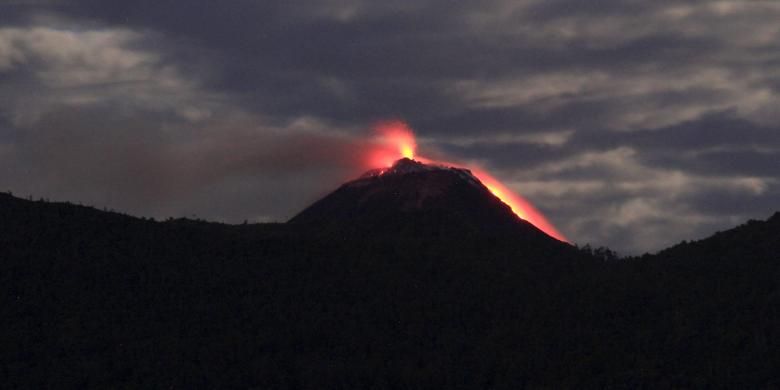 Luncuran lava pijar dari kawah Gunung Api Soputan terlihat dari Langowan, Minahasa.