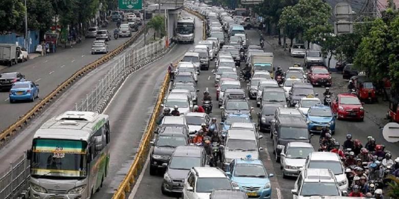 Kemacetan di Jalan Mampang Prapatan dari arah Mampang menuju Kuningan, Jakarta Selatan, Minggu (8/3/2015). Kemacetan di sejumlah ruas jalan Ibu Kota dan kota sekitarnya terjadi tidak hanya pada hari kerja, tetapi juga saat libur akhir pekan. 
