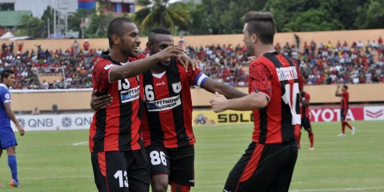 Pemain Persipura Jayapura, Ian Luis Kabes (13) bersama Boaz Salossa (86) menyambut Robertino Pugliara (10) yang mencetak gol ke-3 Persipura ke gawang Bengaluru FC pada menit ke-50.