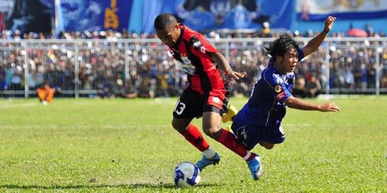 Gelandang Persipura Jayapura, Ian Louis Kabes (kiri), ketika bermain melawan Persiba Balikpapan.