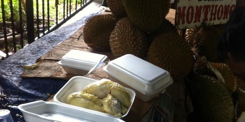 Pembeli dapat membawa pulang durian dengan dibungkus menggunakan styrofoam di Stan Durian Kalibata, Jakarta Selatan, Selasa (10/03/2015).