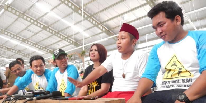 Band Wali bersama Narji Cagur (kedua dari kanan) dan Elly Sugigi (ketiga dari kanan) memberi keterangan mengenai lagu dan klip video Antara Aku, Kau & Batu Akikku, di tempat shooting klip video itu, City Market, Pondok Cabe, Tangerang Selatan, Selasa (10/3/2015).