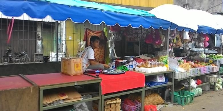 Meja besi dan tenda besi bagi PKL di luar Pasar Enjo, Pisangan Timur, Pulogadung, Jakarta Timur. PKL merasa dipaksa untuk pengadaan meja dan tenda dengan nilai jutaan rupiah itu. Jumat (13/3/2015).