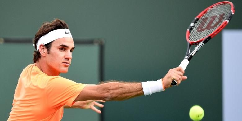 Petenis Swiss, Roger Federer, mengembalikan bola dari petenis Argentina, Diego Schwartzman, pada babak kedua BNP Paribas Terbuka di Indian Wells, Minggu (15/3/2015). Federer menang 6-4, 6-2.