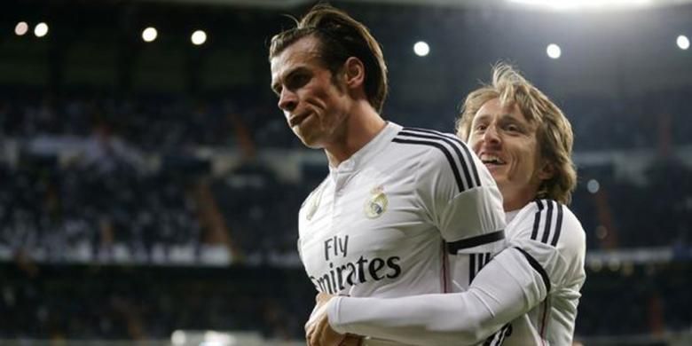 Gareth Bale (kiri) mendapat sambutan dari Luka Modric setelah mencetak gol pertama Real Madrid ke gawang Levante, Minggu (15/3/2015).