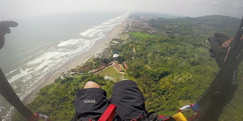Paralayang di Pantai Parangtritis, Bantul, DI Yoyakarta.
