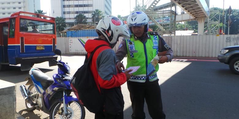 Sepeda motor ditilang kerena memasuki Jalan MH Thamrin, Jakarta Pusat. Rabu (18/3/2015).