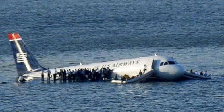 Sebuah Airbus A320-200 milik maskapai US Aiways mendarat darurat di Sungai Hudson, New York setelah menabrak sekawanan burung yang mengakibatkan kerusakan mesin. Dalam peristiwa yang kemudian disebut sebagai Keajaiban di Sungai Hudson itu seluruh 150 penumpang dan lima awaknya selamat.
