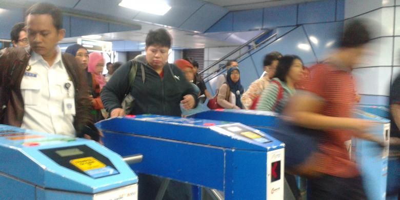 Para pengguna jasa commuterline Jabodetabek keluar dari stasiun Juanda, Jakarta Pusat, Kamis (26/3/2015).