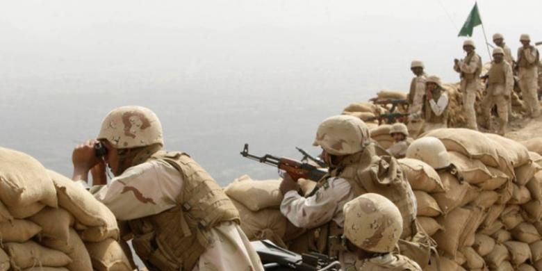Para prajurit angkatan darat Arab Saudi bersiaga di perbatasan dengan Yaman. Sebanyak 100 jet tempur dan 150.000 prajurit dikerahkan Arab Saudi untuk melawan milisi Houthi di Yaman,
