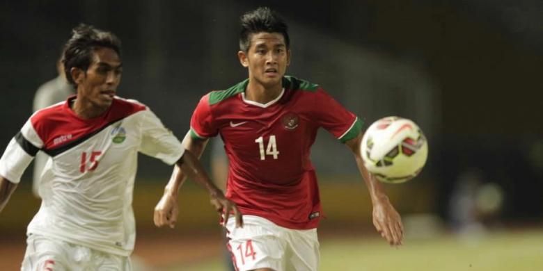Pemain timnas Indonesia U-23 Putu Gede dibayangi pemain timnas Timor Leste Agostinho dalam kualifikasi Piala Asia U-23 Grup H di Stadion Utama Gelora Bung Karno, Senayan, Jakarta, Jumat (27/3/2014).