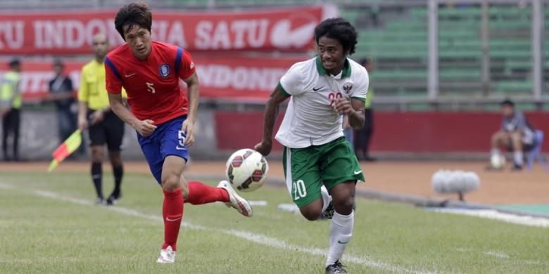 Pemain timnas Indonesia U-23 Ilham Udin berusaha melewati pemain timnas Korea Selatan U-23 Woo Jusung dalam laga kualifikasi Piala Asia U-23 Grup H di Stadion Utama Gelora Bung Karno, Senayan, Jakarta, Selasa (31/3/2014). Indonesia dikalahkan oleh Korsel dengan skor 4-0.