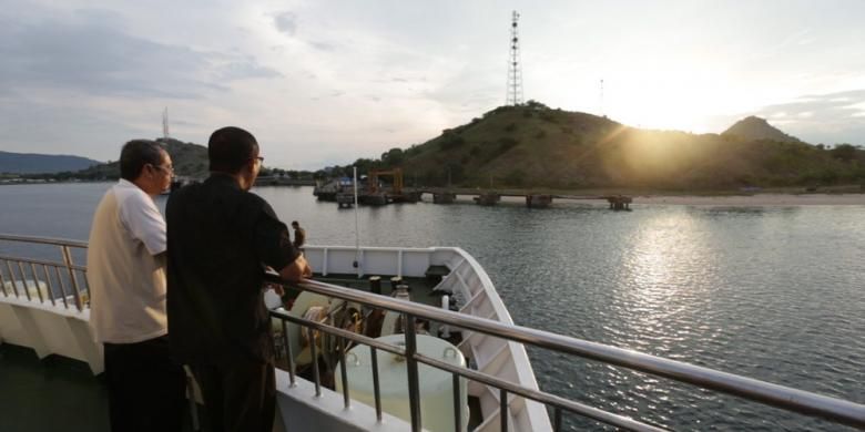 Penumpang berada di dek atas feri penyeberangan dari Pelabuhan Kayangan Lombok menuju Pelabuhan Pototano, Sumbawa, 20 Maret 2015. 