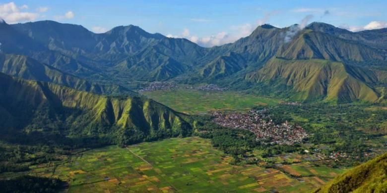 Lanskap persawahan dari puncak Bukit Pergasingan, Sembalun, Lombok Timur, Nusa Tenggara Barat, Kamis (19/3/2015). Puncak Bukit Pergasingan menjadi pilihan wisata trekking di Lombok Timur untuk menyaksikan matahari terbit dan lanskap Gunung Rinjani.