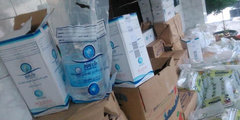 Inilah bentuk kemasan air zamzam impor Arab Saudi berbahan baku air mineral galon yang diamankan di Polrestro Jakarta Pusat, sejak Kamid (1/4/2015). Untuk satu dus air zamzam impor palsu tersebut dipatok harga sebesar Rp 400 ribu.