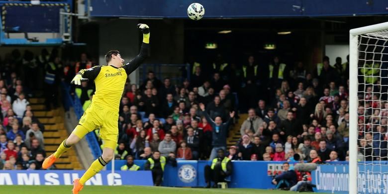 Kiper Chelsea, Thibaut Courtois, saat gagal mengantisipasi bola tendangan gelandang Stoke City, Charlie Adam pada lanjutan laga Premier Laegue di Stamford Bridge, Sabtu (4/4/2015). 