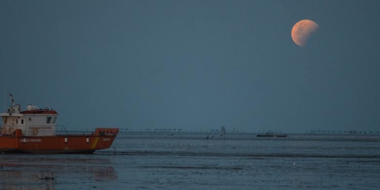 Gerhana bulan terlihat di Pantai Kenjeran, Surabaya, Sabtu (4/4/2015) petang. Puncak gerhana bulan tersebut berlangsung lebih pendek dari biasanya, hanya 4 menit 43 detik. 