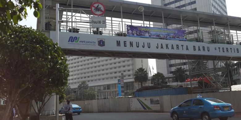 Larangan sepeda motor di Jalan MH Thamrin, Bundaran Hotel Indonesia, Jakarta Pusat.