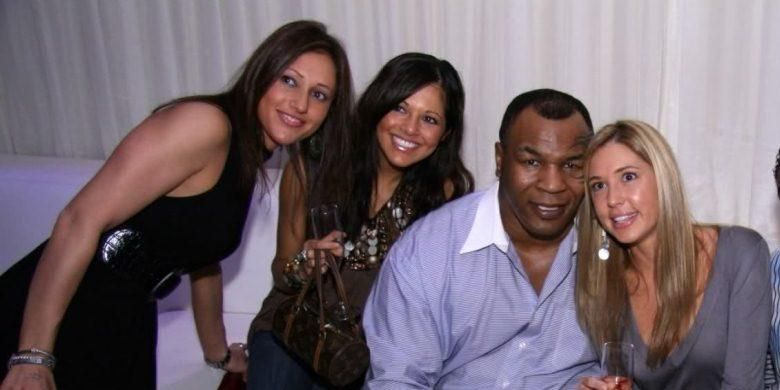 Mike Tyson dan para wanita penggemar