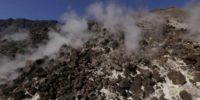 Asap solfatara keluar dari Doro Afi Toi atau gunung api kecil yang tumbuh di dasar kaldera Gunung Tambora di Dompu, Nusa Tenggara Barat, 25 Agustus 2014. Gunung Tambora meletus dahsyat pada 10 April 1815 menyisakan kaldera seluas 7 kilometer dengan kedalaman 1 kilometer.