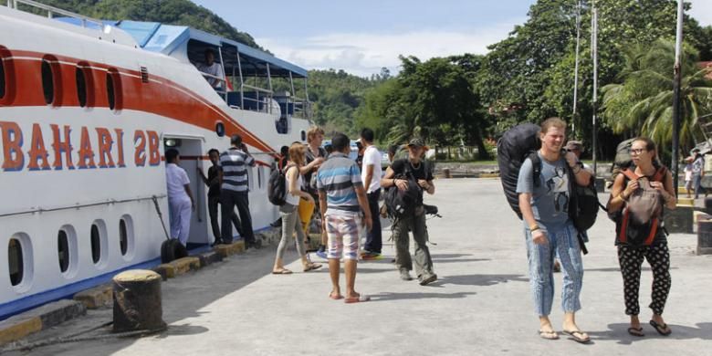 Wisatawan domestik dan luar negeri turun dari kapal Express Bahari 2B di Banda Neira, Kabupaten Maluku Tengah, Maluku, Senin (6/4/2015). Express Bahari 2B melayani Rute Ambon-Banda Neira setiap Senin, Rabu dan Jumat.