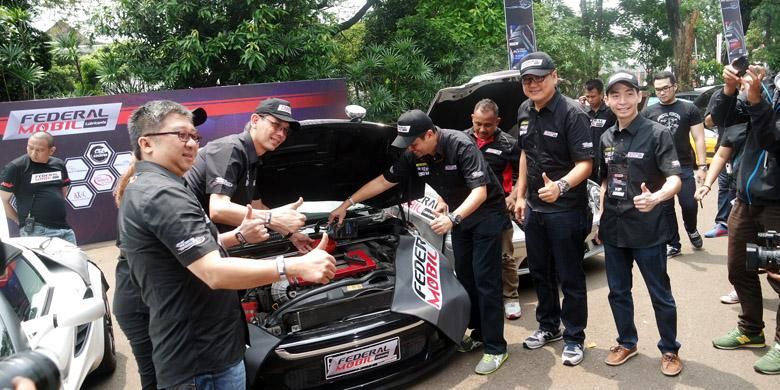 PT. Federal Karyatama meluncurkan produk terbaru Federal Mobil Lubricants di Senayan, Jakarta, Minggu (12/4/2015). 