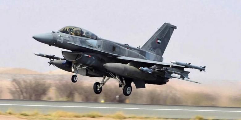 Jet tempur angkatan bersenjata Uni Emirat Arab, 1 April 2015, lepas landas dari sebuah pangkalan angkatan udara sebelum serangan terhadap pemberontak Syiah Houthi di Yaman, sebagai bagian operasi yang dipimpin oleh koalisi Saudi.