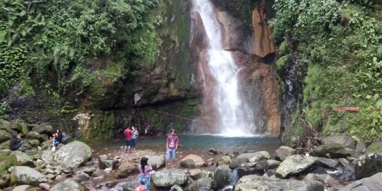 Pengunjung asyik berfoto di Curug Cigamea di Kawasan Taman Nasional Gunung Halimun Salak (KTNGHS), Kabupaten Bogor, Jawa Barat.