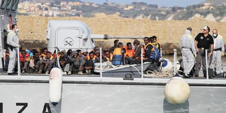 Para imigran gelap yang diselamatkan dibawa oleh sebuah kapal Italia di Porto Empedocle, Sisilia pada 12 April 2015. 