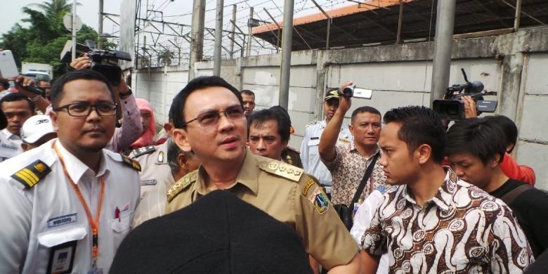 Gubernur DKI Jakarta Basuki Tjahaja Purnama (tengah) saat meninjau Stasiun Tanah Abang, Jakarta Pusat, Rabu (15/4/2015). 
