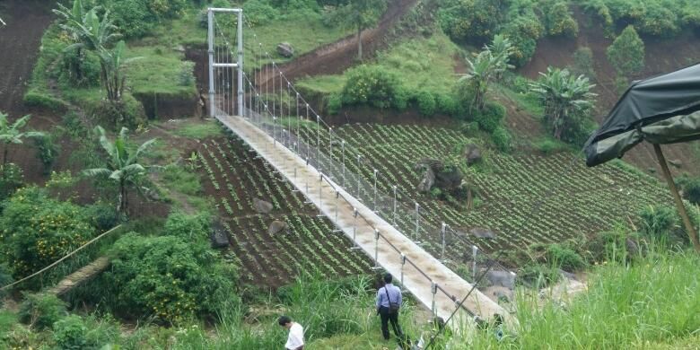 Jembatan untuk Desa-Asimetris (JUDESA), di Desa Cihawuk-Cibeureum, Kabupaten Bandung.