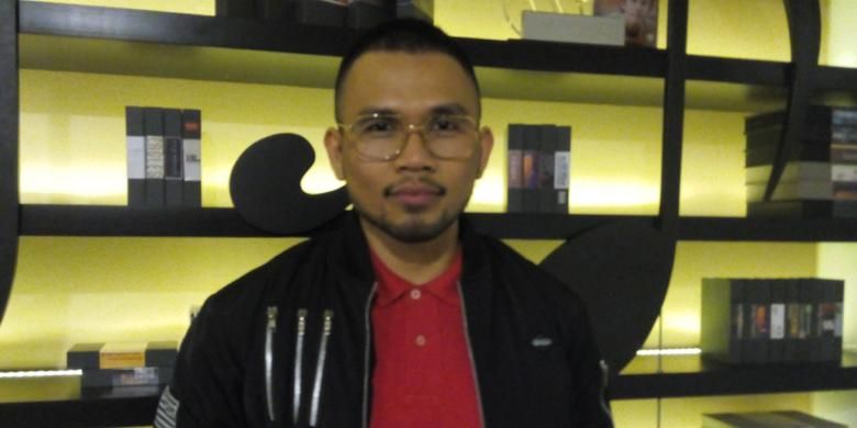 Roy Ricardo diabadikan usai memandu program bincang-bincang musik Warung Warner atau WarWar yang disiarkan Kompas.com secara live streaming dari kantor perusahaan label rekaman Warner Musik Indonesia, di kawasan Tugu Tani, Jakarta Pusat, Rabu (15/4/2015) malam,