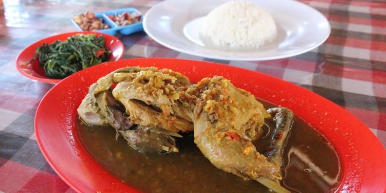 Ayam betutu gilimanuk dengan kuah khas bumbu Bali.