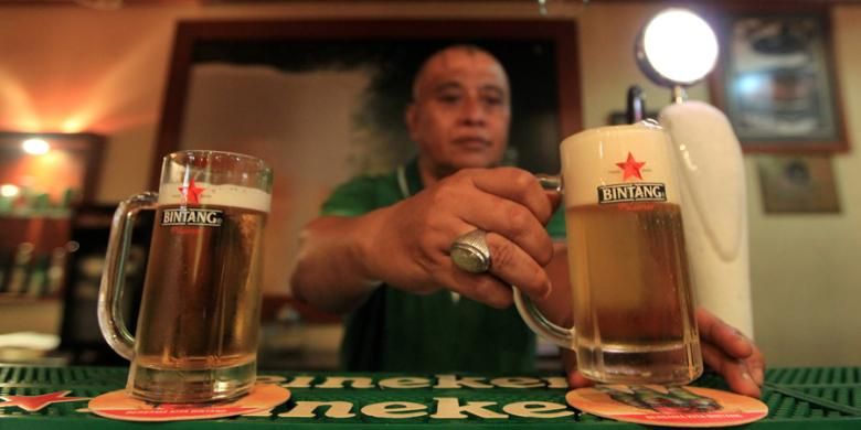 Bartender menunjukkan cara menuangkan bir saat acara Beer-B-Q di Pabrik PT Multi Bintang Indonesia, Tangerang, Banten, Jumat (17/4/2015). Berdasar Peraturan Menteri Perdagangan (Permendag) No 06/M-DAG/PER/1/2015, mulai 16 April 2015, kebijakan larangan penjualan minuman beralkohol alias minuman keras di minimarket-minimarket di Indonesia berlaku efektif.