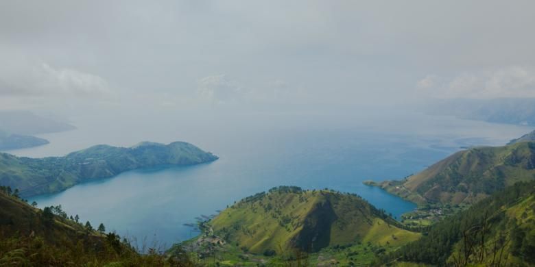 Pemandangan Danau Toba di Kecamatan Merek, Kabupaten Karo, Sumatera Utara, Minggu (19/4/2015). Danau Toba merupakan danau terbesar di Indonesia yang tercipta dari hasil letusan gunung berapi raksasa (supervolcano) pada 75.000 tahun silam.