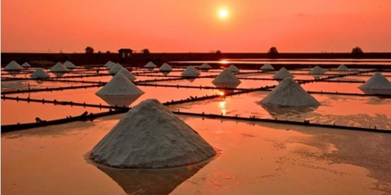Ladang Garam Tainan Jingzaijiao adalah salah satu tempat romantis untuk menyaksikan matahari terbenam.
