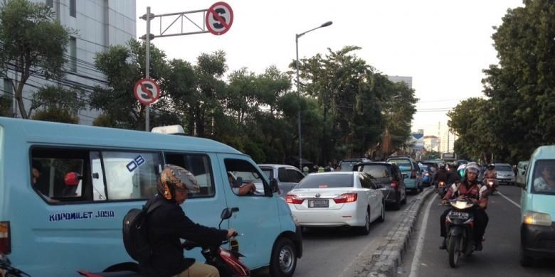 Imbas dari penutupan di Jalan Kebon Sirih, Jalan Abdul Muis yang mengarah ke Harmoni (kiri) dipadati kendaraan yang dari Jalan Jatibaru, Tanah Abang, Rabu (22/4/2015) petang.